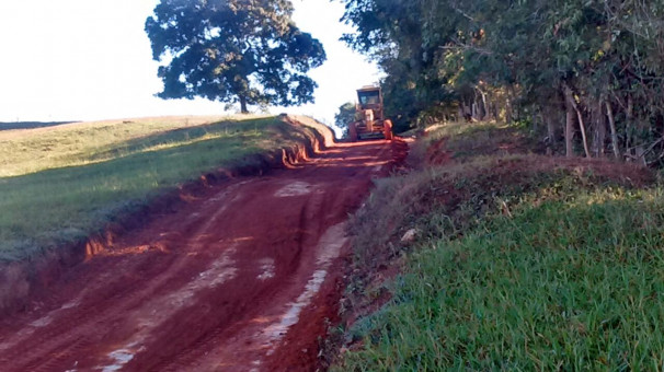 Estradas rurais passam por serviços de manutenção