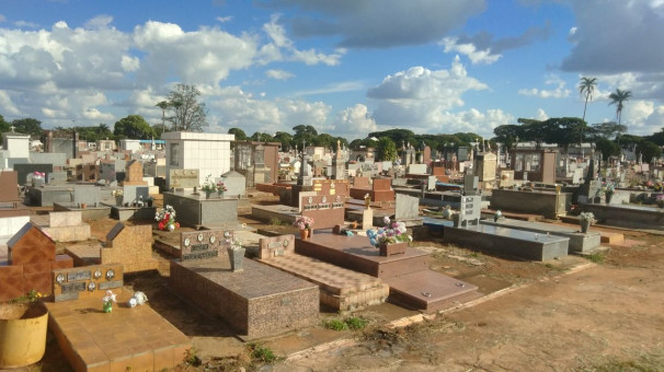 Serviço está sendo realizado por funcionários da secretaria de Obras