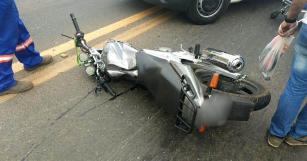 Motocicleta teria invadido a contramão e batido de frente com a carreta