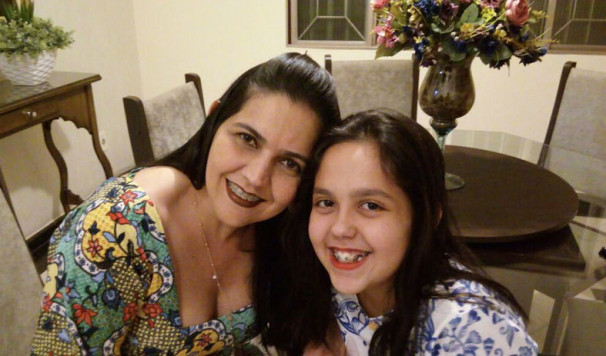 Ana Clara Aleixo Marra, aniversariante do dia 18 com a mãe Viviane de Sousa A. Marra