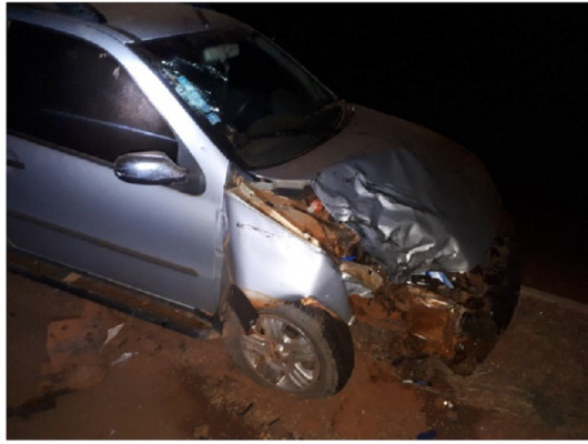 Veículos bateram de frente na LMG-748, domingo à noite ** Divulgação 