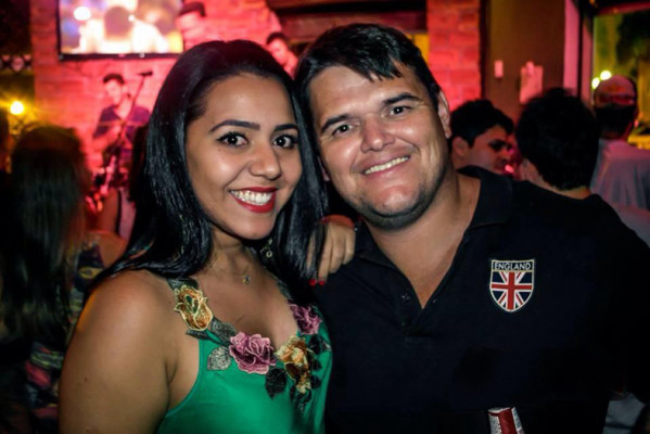 Esteticista Carol Cipriano e o maridão, o Sargento do Exército Cléber, foram notados na noite araguarina naquele estilo “felizes para sempre”.Falando nisso, hoje, 21, a badalada esteticista brinda a feliz existência. Parabéns!