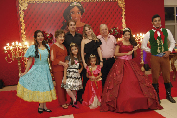 Manuela com os pais Luciana e Maurício e os avós Vanda e Darli 