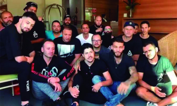 Lucas Lucco e membros da equipe que realizou show na noite anterior aos fatos ** Divulgação 