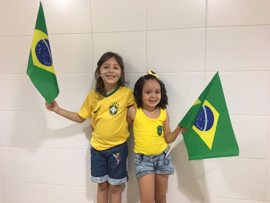 Priminhas Emanuele Lemos e Mayara Luiza, animadas com a vitória da Seleção Brasileira