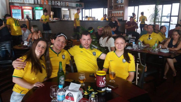 Empresários Marcelo e Douglas, e suas respectivas esposas vibraram muito com a classificação do Brasil