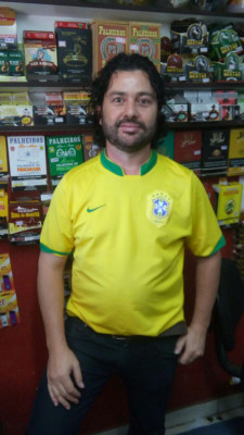 Quem também entrou no clima da Copa e acreditando no hexacampeonato foi o popular André da banca de revistas