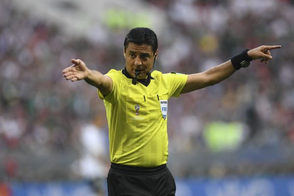 Alireza Faghani tem a dura missão de apitar o jogo decisivo do Brasil ** Divulgação