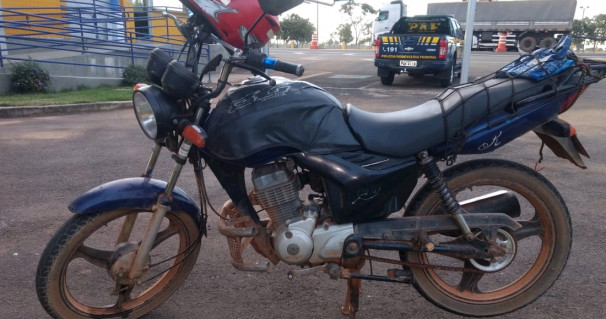 Veículo apreendido e recolhido para um pátio credenciado ** PRF