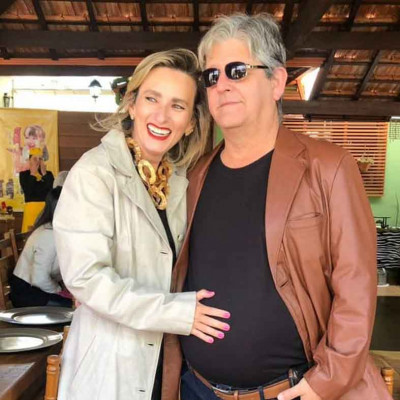 Fernanda Debs Diniz, aniversariante de hoje, ao lado do esposo Gilberto Cunha