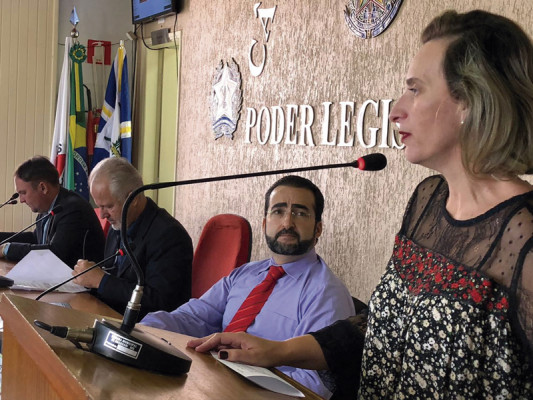 Fernanda Debs milita em prol da segurança pública  **Gazeta do Triângulo  