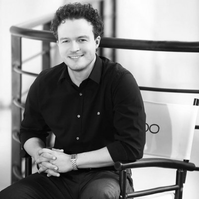 Amanhã, dia 22, a troca de idade acontece para o requisitado e competente Cirurgião Plástico - Dr. Francisco Naves. Parabenizo o exímio e reconhecido médico uberlandense desejando anos de vida de saúde e sucesso! E por falar em desejo, mulheres araguarinas que buscam a beleza em curvas e retas solicitem o Dr. Francisco nos Centros Cirúrgicos de Araguari. Está dado o recado!