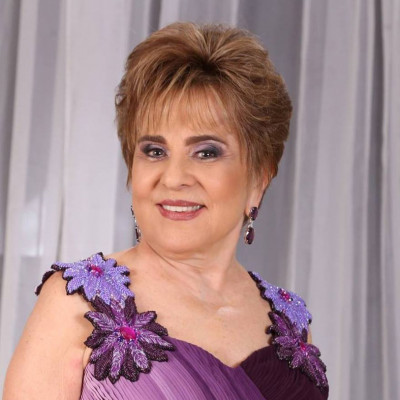 Festejos para a primeira-dama da comunicação, a elegantíssima Vanda Monteiro Amaral, que amanhã, 22, celebra em grande estilo, mais um aniversário. O meu abraço e votos de uma feliz idade nova.