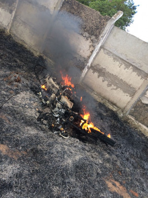 No local foi identificada uma motocicleta carbonizada **Divulgação