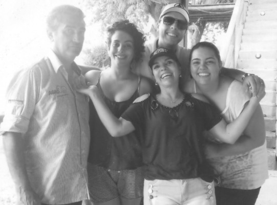 Gilmar Resende ao lado da filha Paola Resende, do filho Flávio Resende, da esposa Eloisa Resende e da filha e aniversariante do dia 31, Luana Resende 