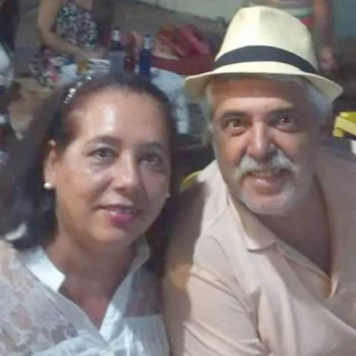 Maria Aparecida Romão, está com o marido e aniversariante de hoje Marcelo Escobar