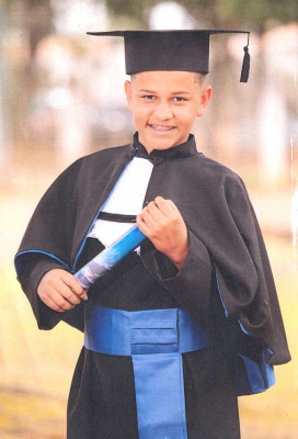 Matheus Gabriel V. Mendes, aniversariante do dia 25. Recebe os parabéns dos pais Rita de Cássia e Elismar Mendes, do irmão Thiago Ruan e de todos os familiares