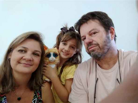 Márcia Nogueira de Almeida Campos, aniversariante do dia 11, recebe os cumprimentos do esposo Ricardo Campos e da filha Maria Júlia, e demais familiares