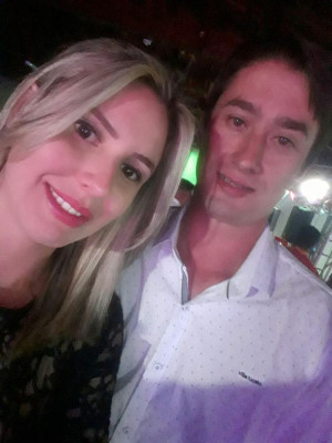 Nayara Cristina de Oliveira Hordones, aniversariante do dia 17. Na foto está com o esposo, Virgílio José Portilho Hordones
