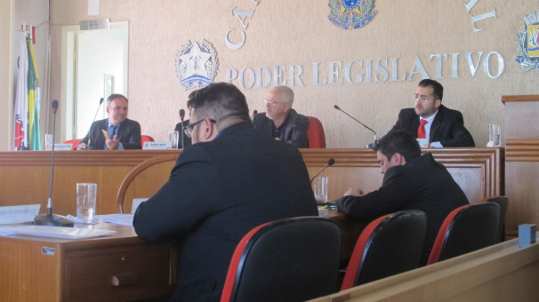 Membros da Câmara Municipal participam de sessão ordinária 
