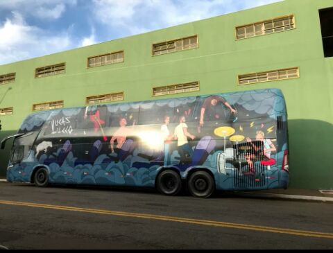 Ônibus de cantor é assaltado por quadrilha no município de Araguari