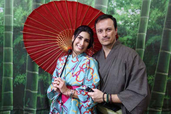 Isabella Karine de Melo Ferreira Lemos, aniversariante do dia 10, com Manoel Lemos em viagem ao Japão