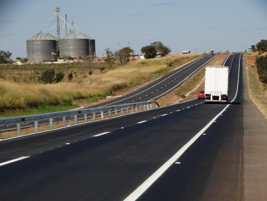 Ladrões abandonaram a vítima e fugiram com a carga pela rodovia ** Divulgação 