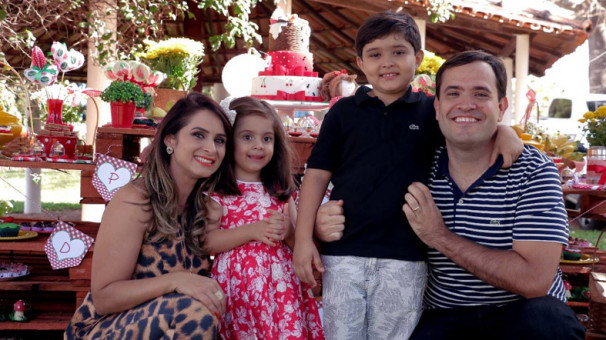 Ao lado da esposa Dênya Salatiel Amaral e dos filhos Arthur e Amanda, o exímio advogado Gustavo Monteiro Amaral comemora mais um aniversário que acontece hoje, 19. O meu abraço e votos de uma idade nova e feliz!