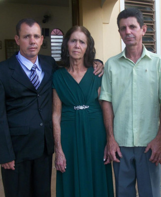 José Abadio de OLiveira, aniversariante do dia 18, ao de seu irmão Lázaro Oliveira e sua mãe Abadia Oliveira 