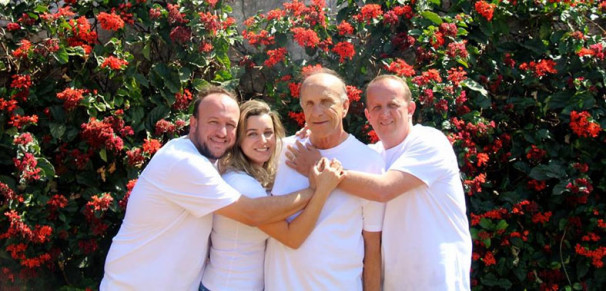 Marcos Coelho de Carvalho aniversariante de hoje acompanhado dos filhos Neto, Melissa e Marcos Augusto