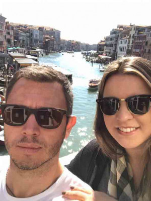 Moema Brandão da Cunha, aniversariante do dia 6, ao lado do esposo Rafael