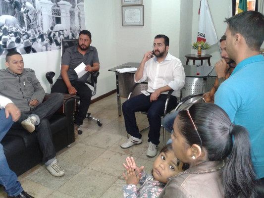 Moradores lidam com ruas alagadas em período chuvoso há oito anos