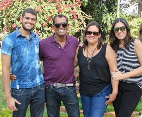 Sandra Maria Sales Alves aniversariante do dia 23, ao lado do maridão Edmar César, dos filhos Bruno e Mariana, demais familiares e amigos