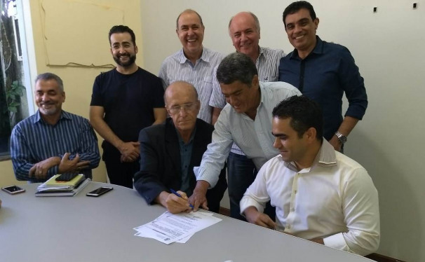 Ordem de serviço para construção da Vila dos Esportes é assinada