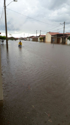 Quando chove, água passa da altura dos joelhos nas ruas A1 e A2