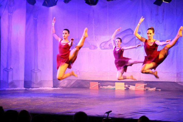 Conto natalino “A menina que vendia fósforos” será apresentado de forma gratuita na praça