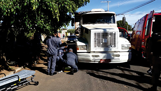 Na manhã de ontem, os bombeiros socorreram um adolescente atropelado por uma carreta