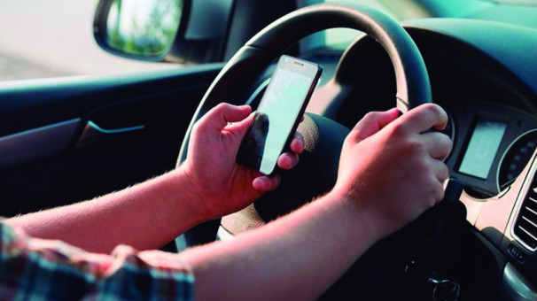 Atenção ao falar ao celular enquanto se dirige chega a ser menor que em casos de motoristas embriagados