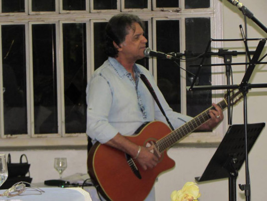 O cantor, compositor e designer gráfico José Maria Albuquerque, no comando musical