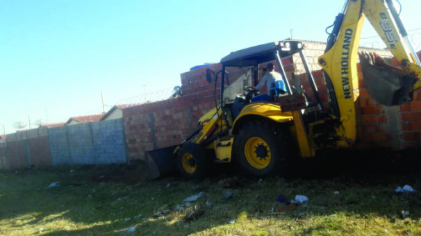 Serviços de limpeza e manutenção de ruas é realizado na cidade e distrito de Amanhece