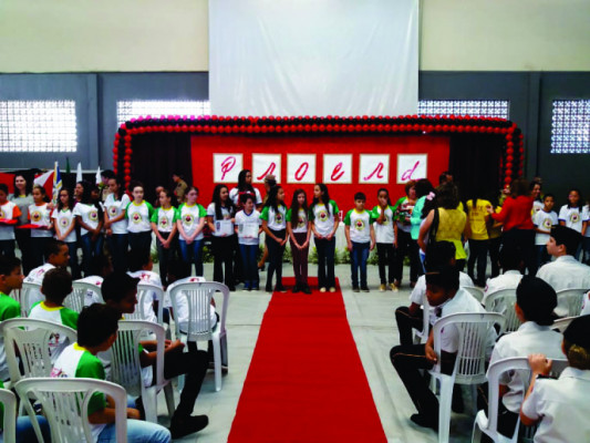 Milhares de crianças recebem certificados pela participação no programa