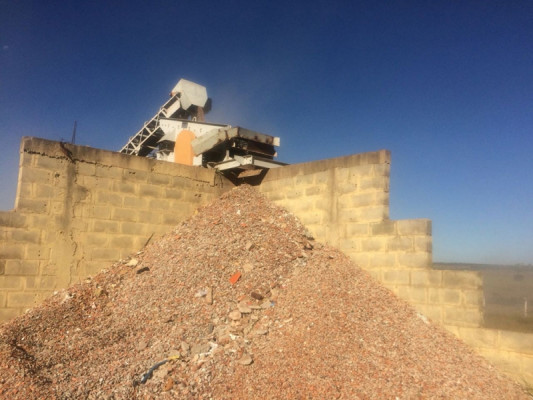 Local é destinado a descarte de resíduos da construção civil, sobras de podas de árvores, terras, materiais recicláveis, colchões e móveis velhos