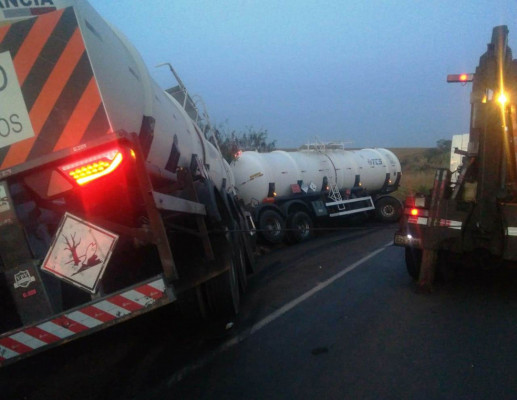 Três carretas colidiram nas proximidades do município de Araguari ** PRF 