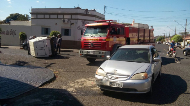 Colisão em cruzamento no Centro terminou com veículo capotado