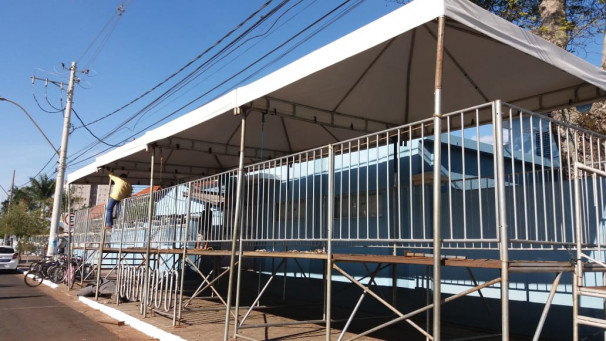 Estruturas são viabilizadas na avenida Minas Gerais conforme acompanhado pela reportagem nessa segunda-feira