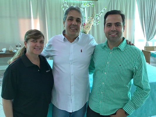 Ana Calegari e Marcelo Nardi - gerência Multi Consultoria de Imóveis e Marco Melo – Gerente de Vendas do Alphaville