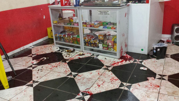 Após ser alvejada na avenida Calimério Pereira de Ávila, vítima caiu em um bar ** Arquivo