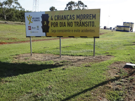 Outdoor em Araguari alerta sobre acidentes e mortes no trânsito ** MGO Rodovias 