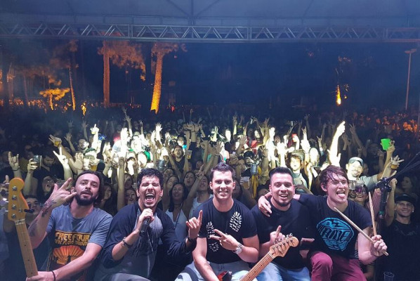 Olá leitores da nossa Acesso Restrito. Sejam muito bem-vindos a mais uma edição. Quem esteve em clima de despedida e deixou o coração dos araguarinos apertado, foi a Banda Multus. Seus integrantes anunciaram no sábado, a última apresentação.  O cantor Lucas Cordeiro fez uma homegem aos parceiros e fundadores da banda que o acompanharam nestes nove anos. Faço questão de citá-los e parabenizá-los na Acesso Restrito, pois deixaram essa marca e fizeram história em várias vidas e gerações. #Multus