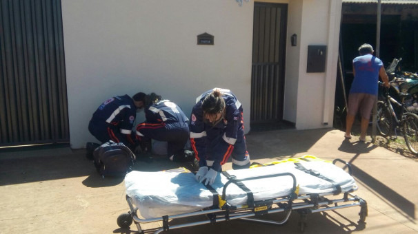 Motociclista é atendido por equipe do SAMU
